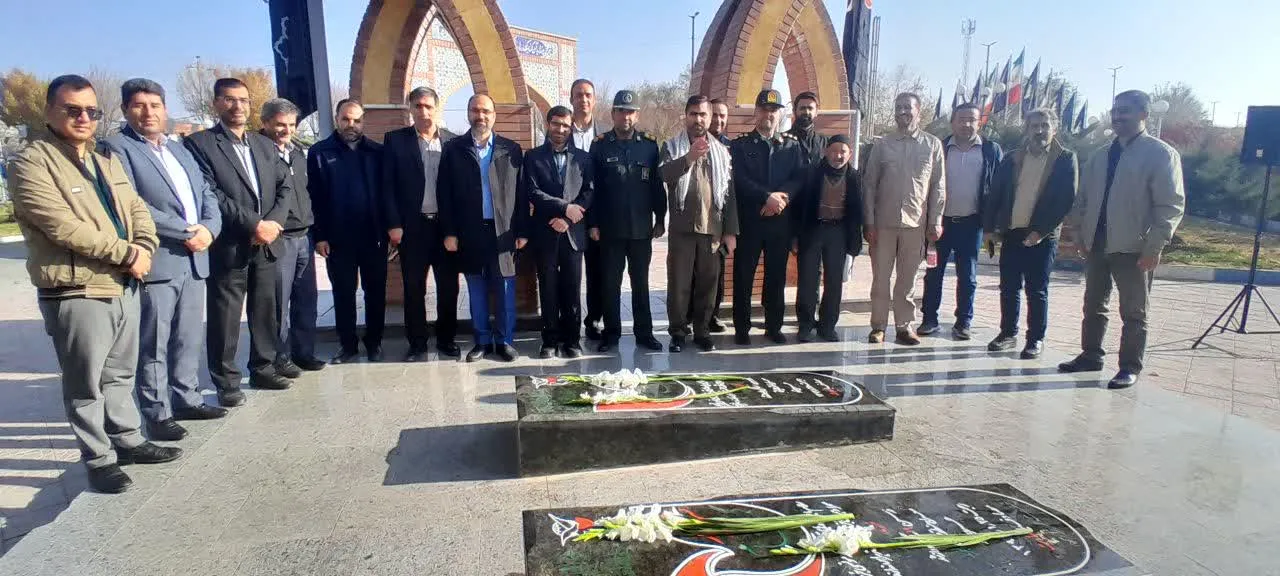 مزار شهدای گمنام شهر فرمهین گلباران شد