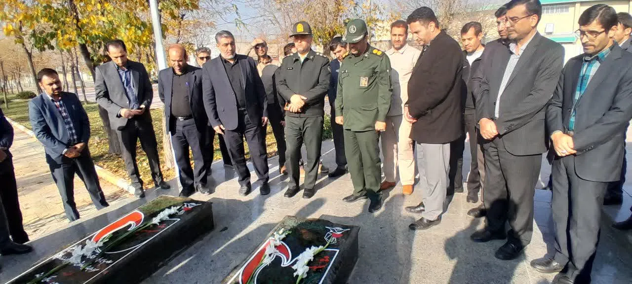 مزار شهدای گمنام شهر فرمهین گلباران شد