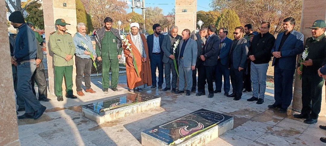 آئین گلباران مزار شهدا در کمیجان برگزار شد