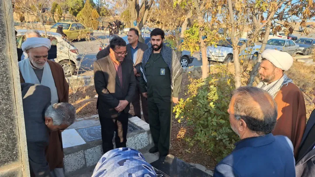 آئین گلباران مزار شهدا در کمیجان برگزار شد