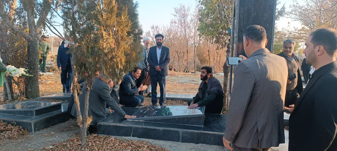 آئین گلباران مزار شهدا در کمیجان برگزار شد