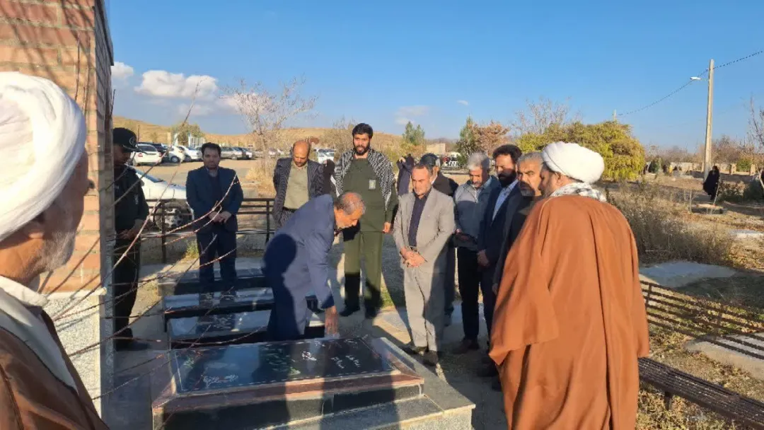 آئین گلباران مزار شهدا در کمیجان برگزار شد
