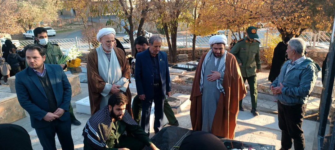 آئین گلباران مزار شهدا در کمیجان برگزار شد