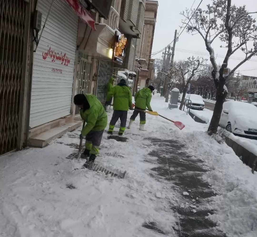 برفروبی و نمکپاشی معابر اصلی و فرعی اراک