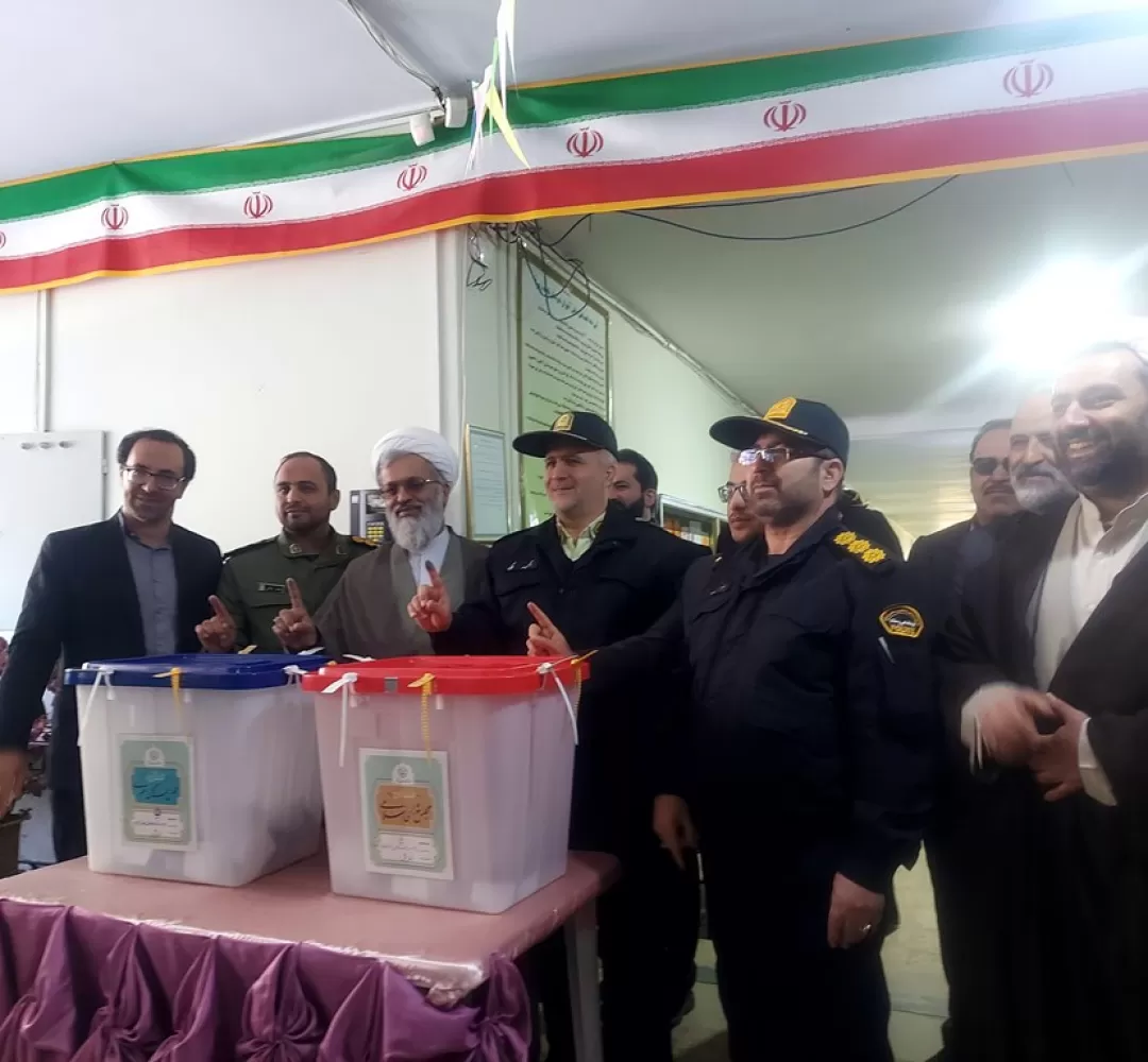 حضور مسئولان تفرش پای صندوق رأی