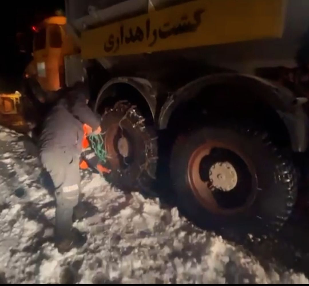 عملیات بیوقفه برفروبی راهداران کمیجان