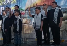 اجرای گروه سرود دانشآموزی در راهپیمایی