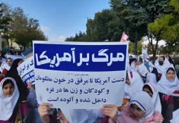 اجرای گروه سرود دانشآموزی در راهپیمایی 13 آبان