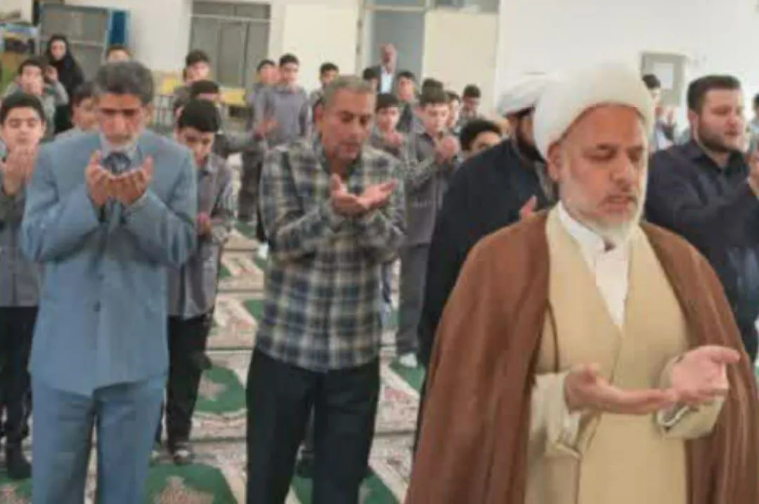 نماز جماعت در مدارس ساوه برگزار شد