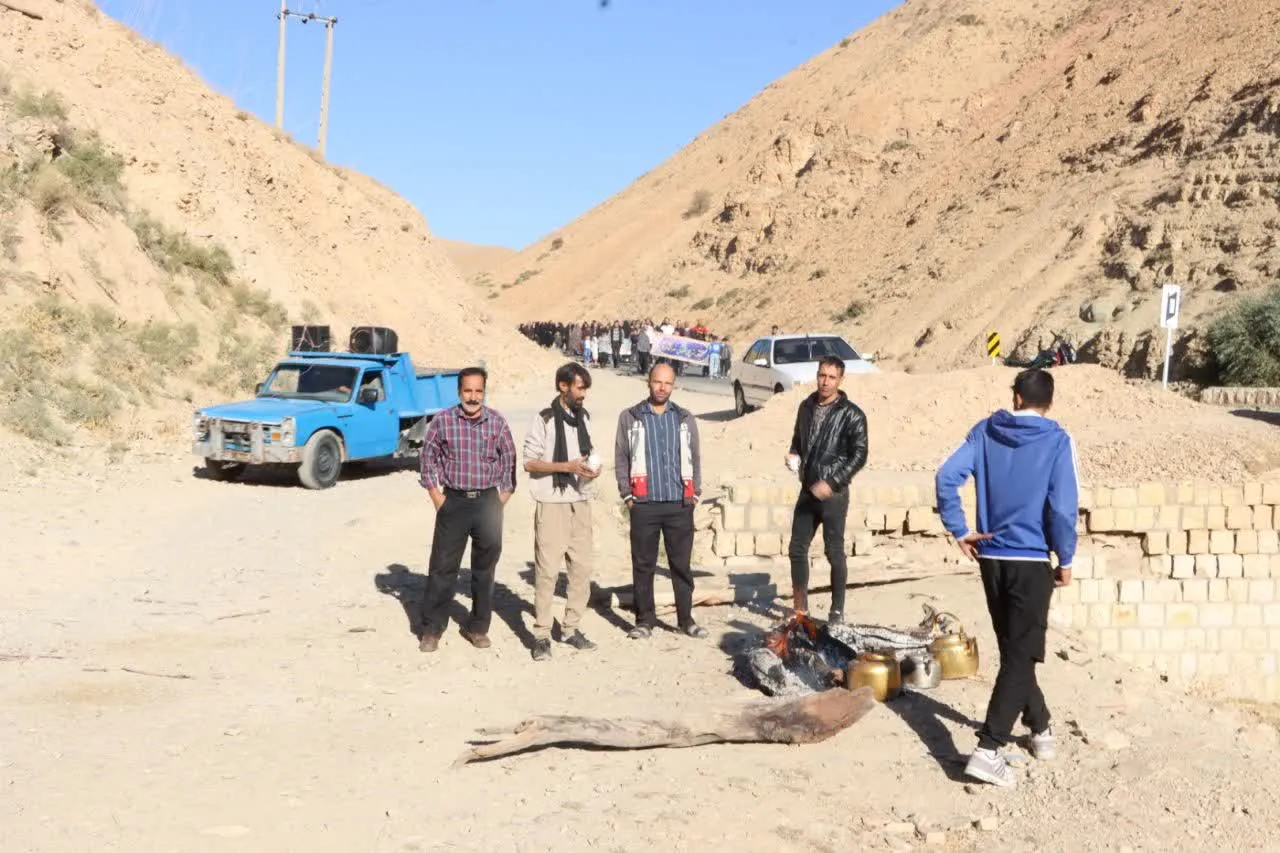 پیاده‌روی خانوادگی در روستای «آرزومند»