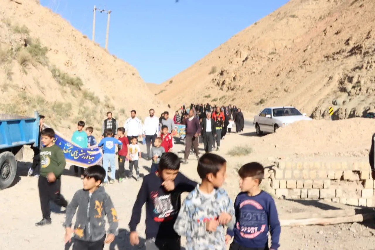 پیاده‌روی خانوادگی در روستای «آرزومند»