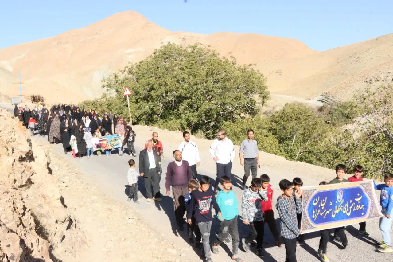 پیاده‌روی خانوادگی در روستای «آرزومند»