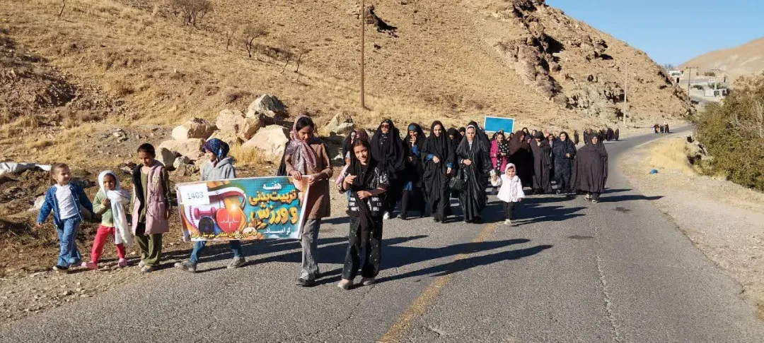 پیاده‌روی خانوادگی در روستای «آرزومند»