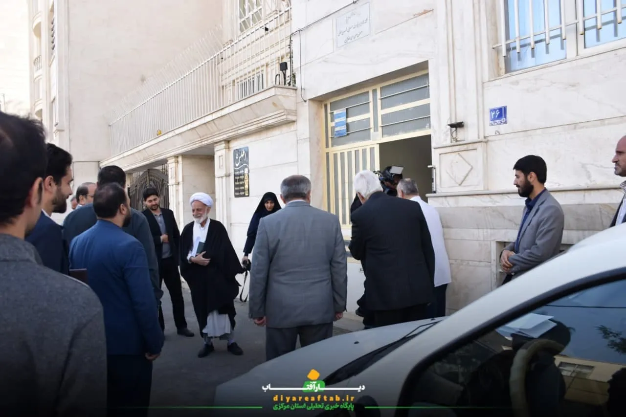 دیدار مسئولان با خانواده‌های شهدا در اراک