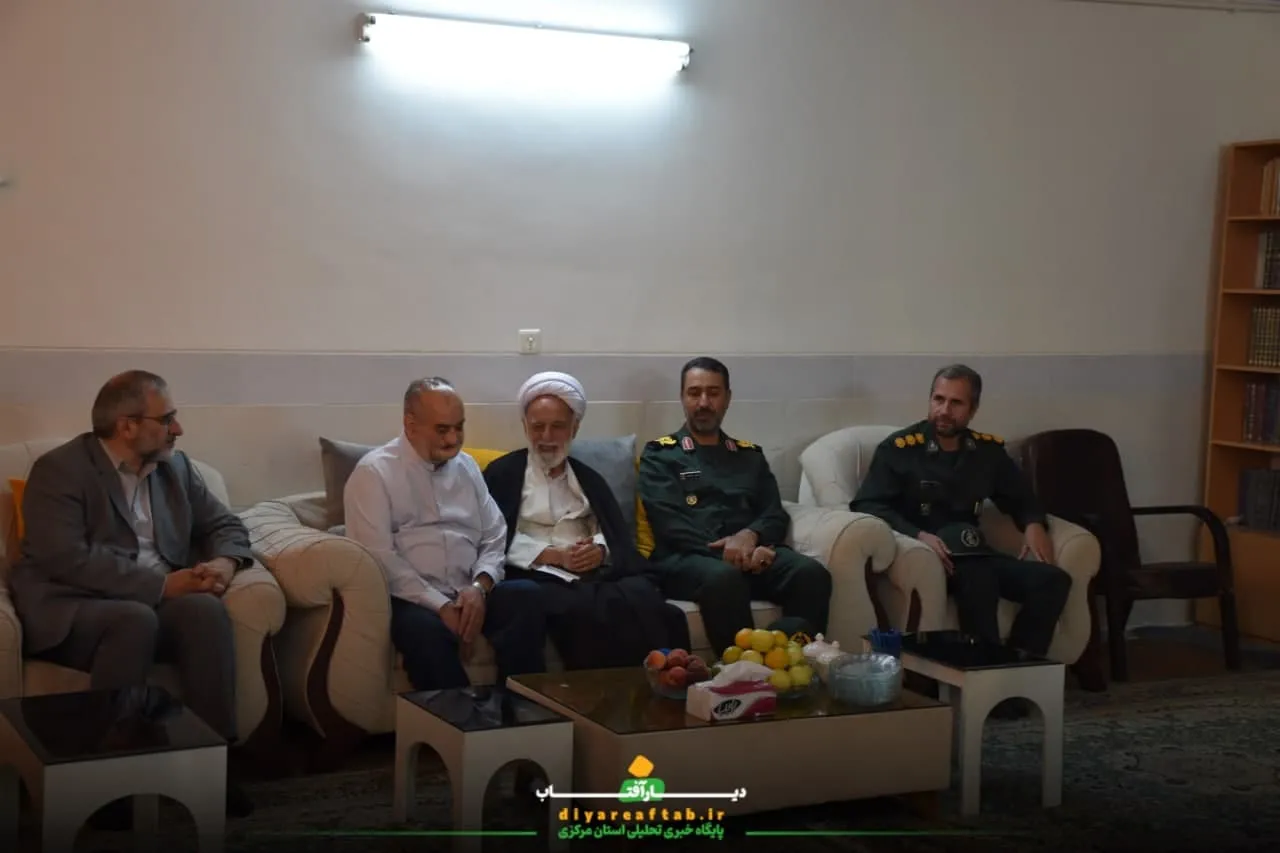 دیدار مسئولان با خانواده‌های شهدا در اراک