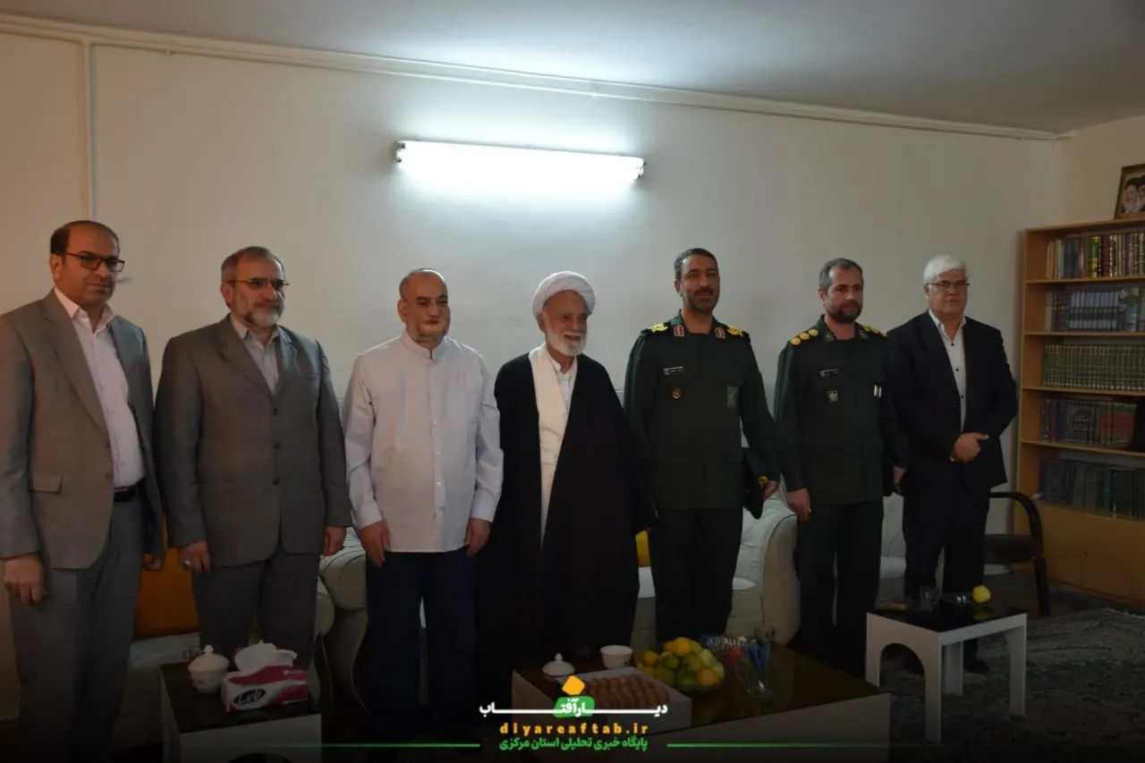 دیدار مسئولان با خانواده‌های شهدا در اراک