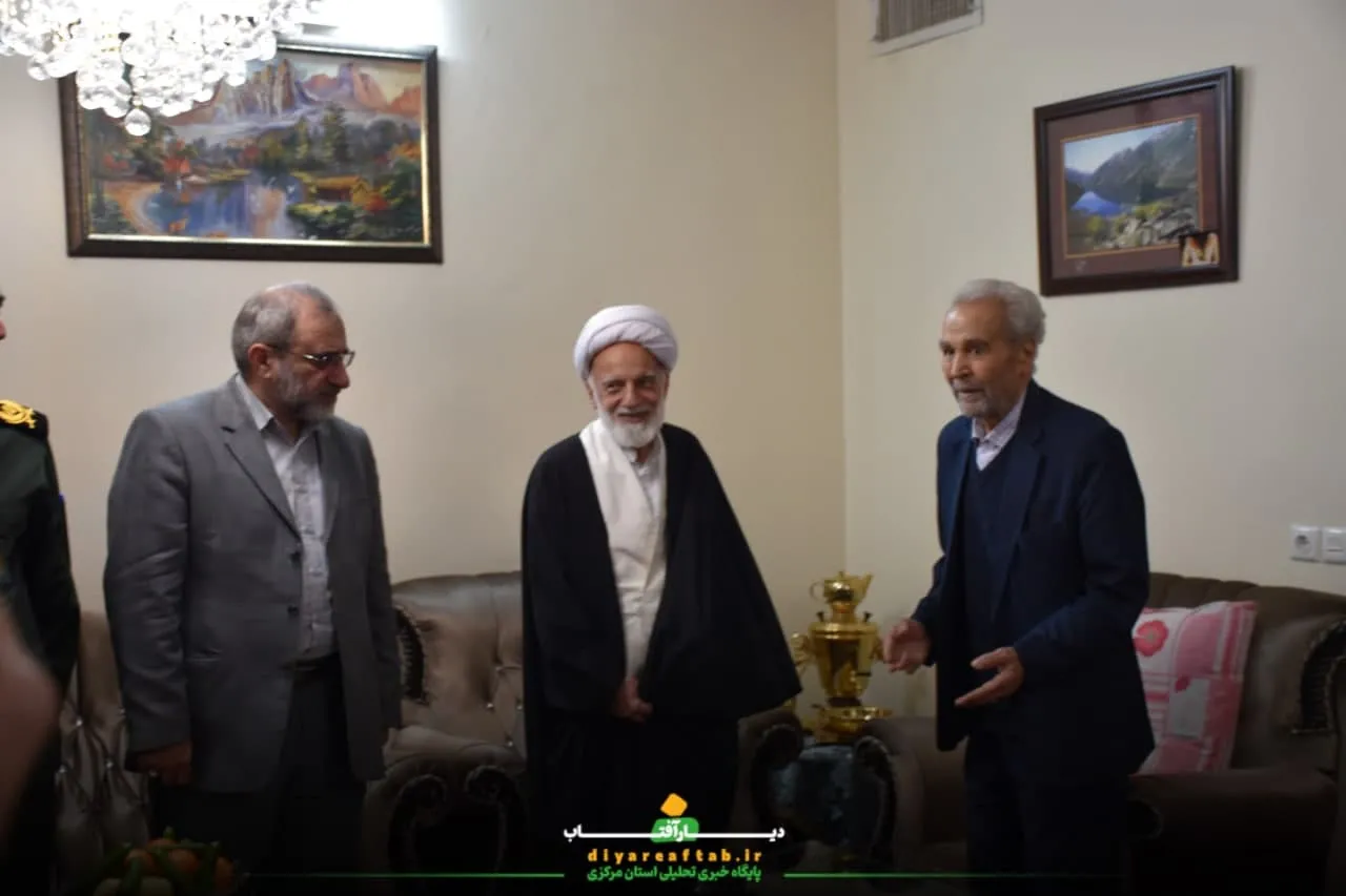 دیدار مسئولان با خانواده‌های شهدا در اراک