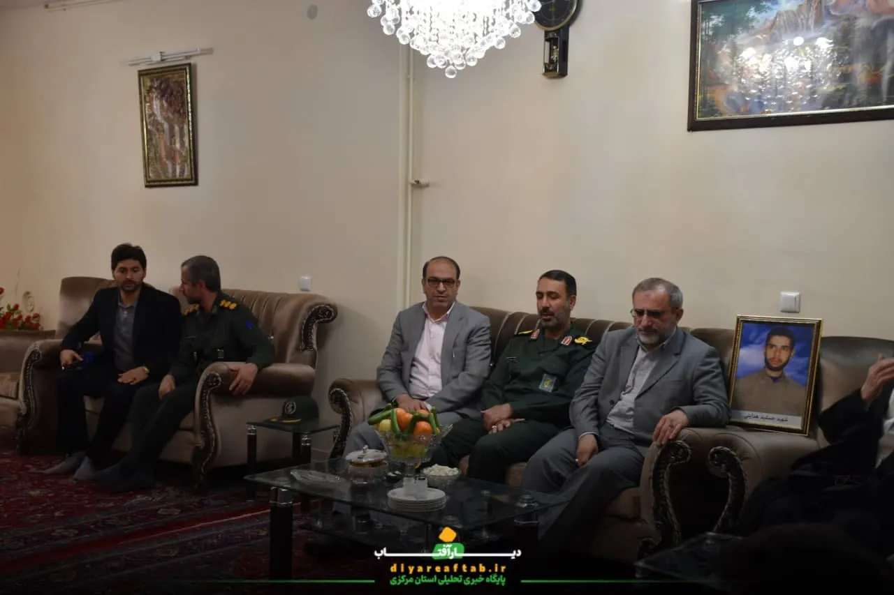 دیدار مسئولان با خانواده‌های شهدا در اراک