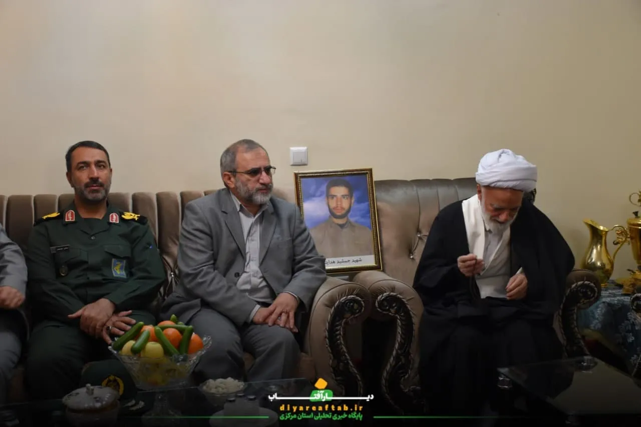 دیدار مسئولان با خانواده‌های شهدا در اراک