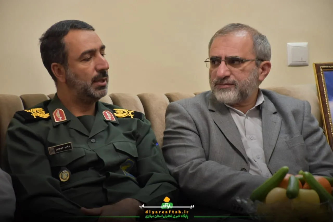 دیدار مسئولان با خانواده‌های شهدا در اراک