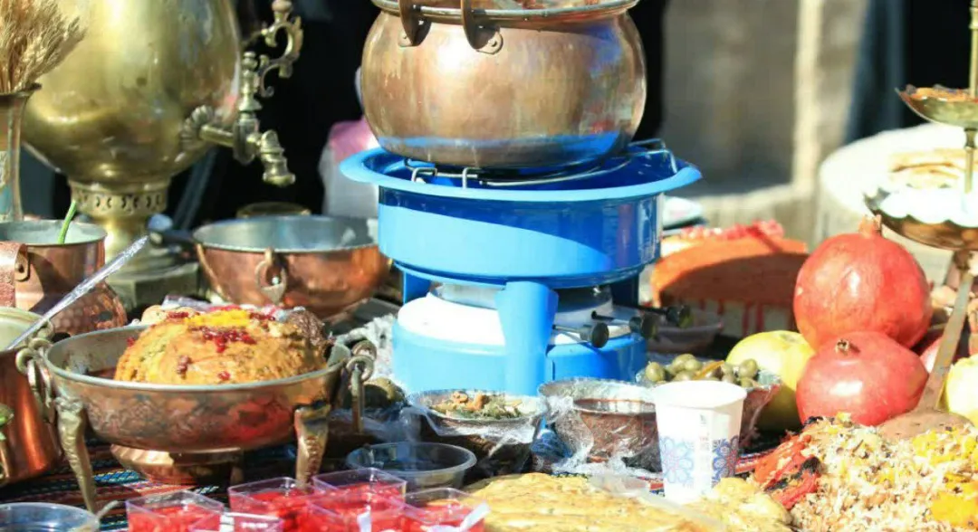 عطر غذاهای سنتی در دل جشنواره انار ساوه