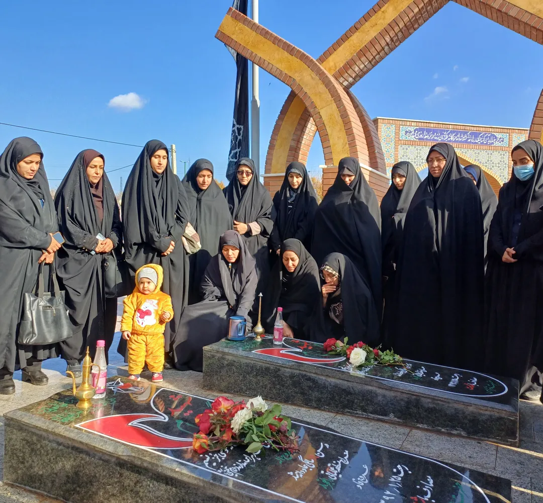 عطر افشانی گلزار شهدا در فراهان