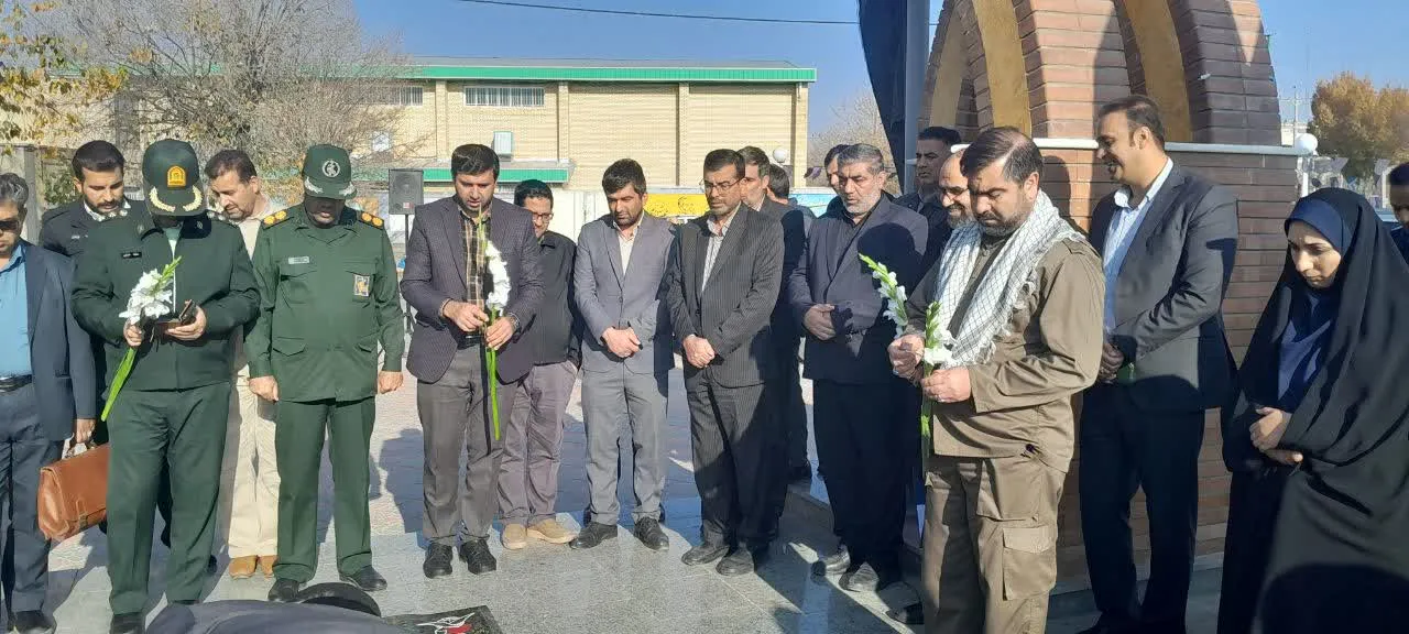 مزار شهدای گمنام شهر فرمهین گلباران شد