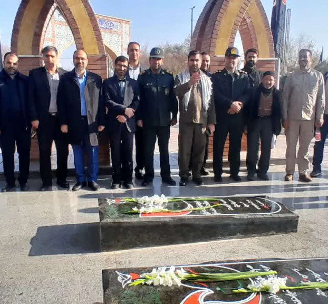 مزار شهدای گمنام شهر فرمهین گلباران شد