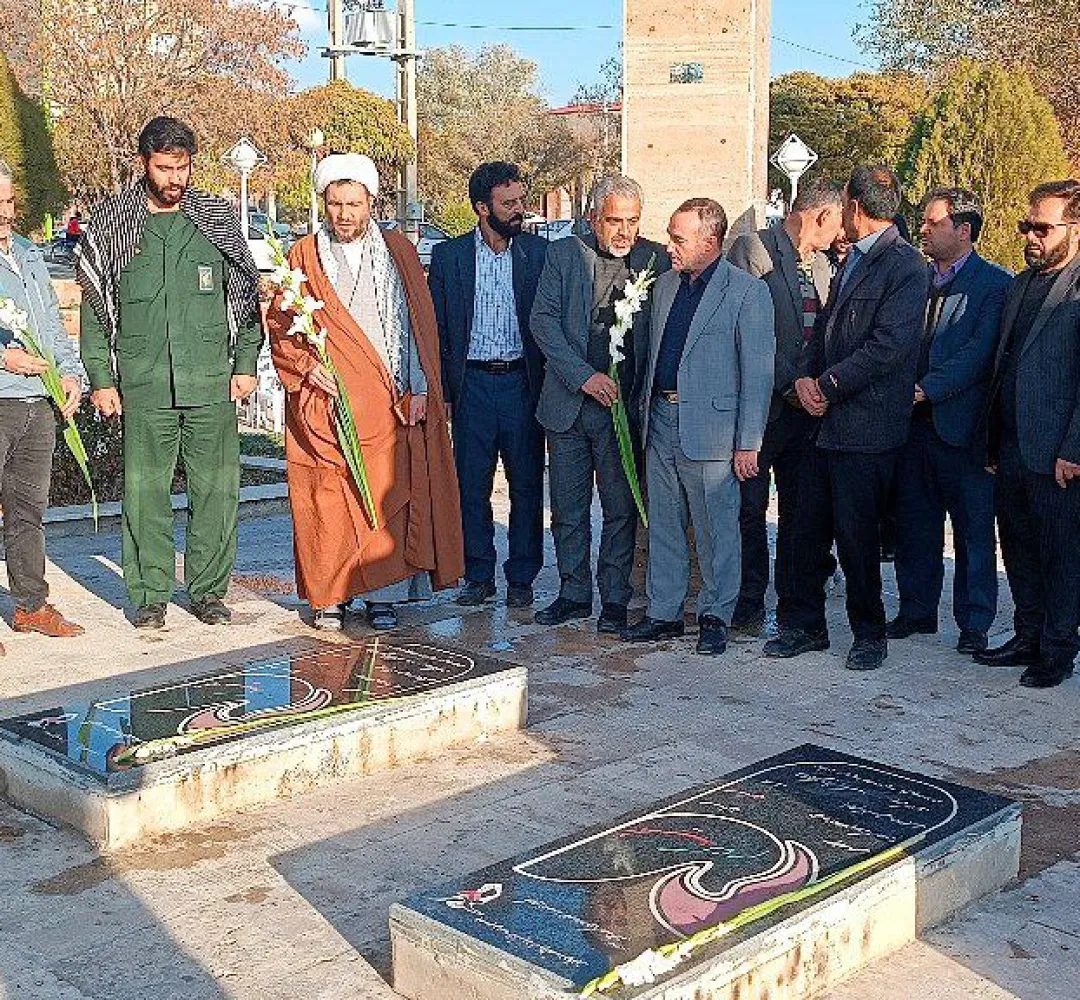 آئین گلباران مزار شهدا در کمیجان برگزار شد