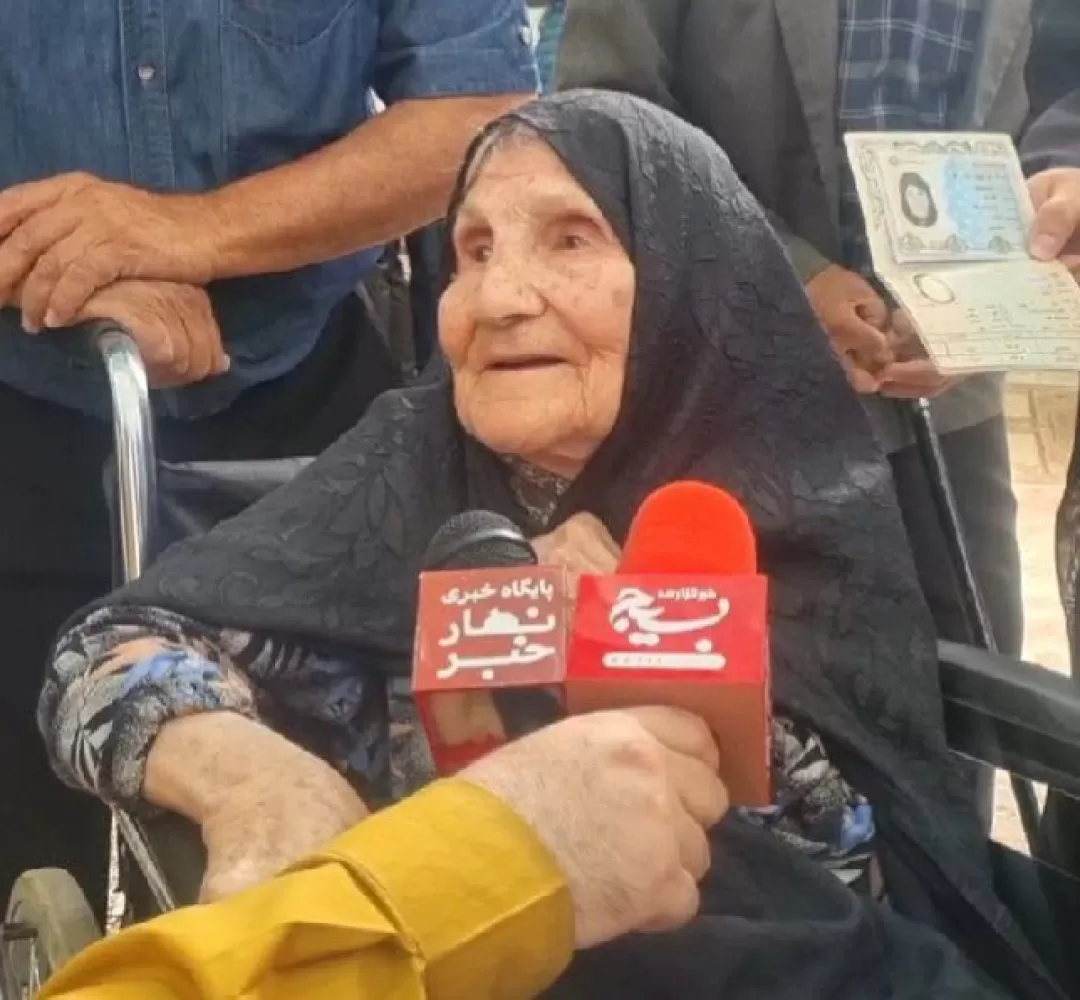 حضور پیرزن ۱۰۰ ساله ساوجی پای صندوق رای