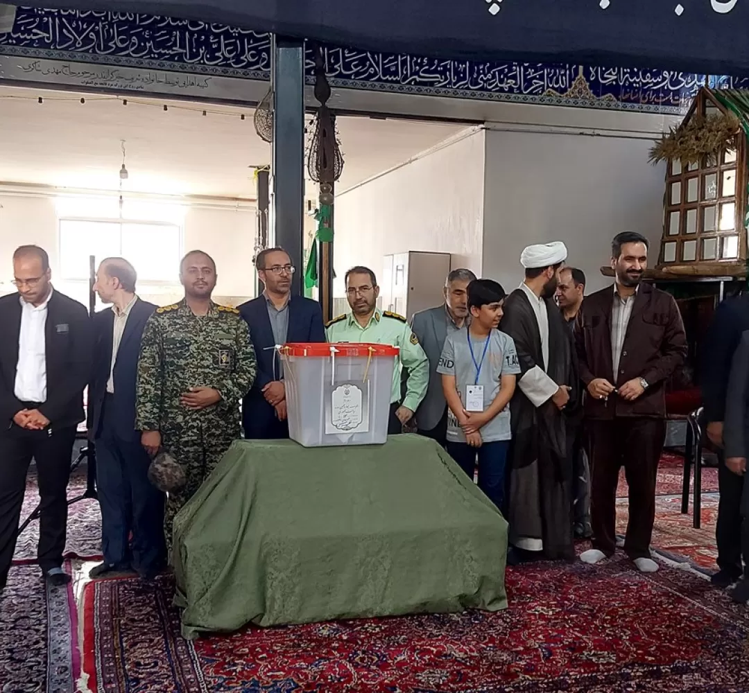 حضور مسئولان تفرش پای صندوق رأی