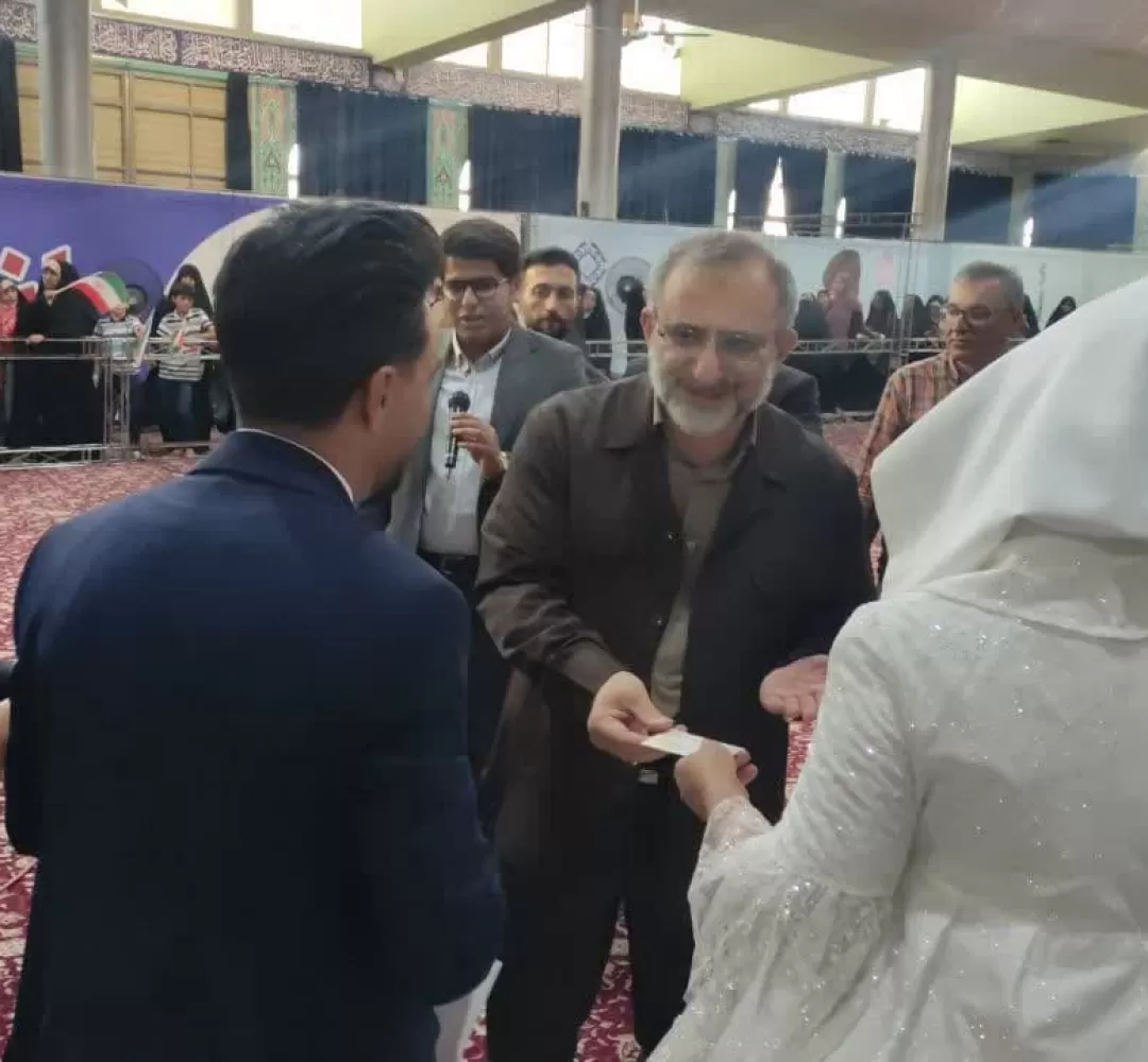 حضور عروس و داماد اراکی پای صندوقهای رای