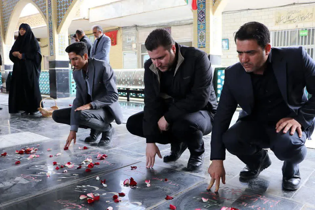دانش‌آموزان ساوجی مزار شهدا را گلباران کردند