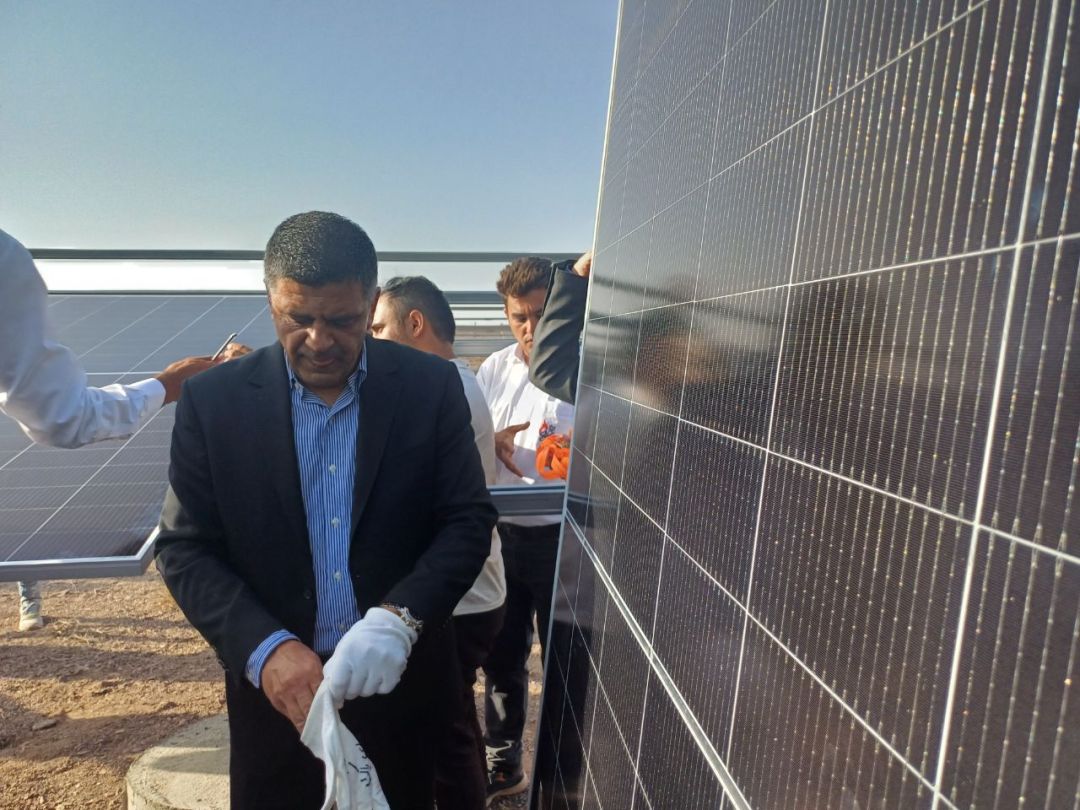 آئین کلنگ‌زنی بزرگ‌ترین نیروگاه خورشیدی کشور در ساوه