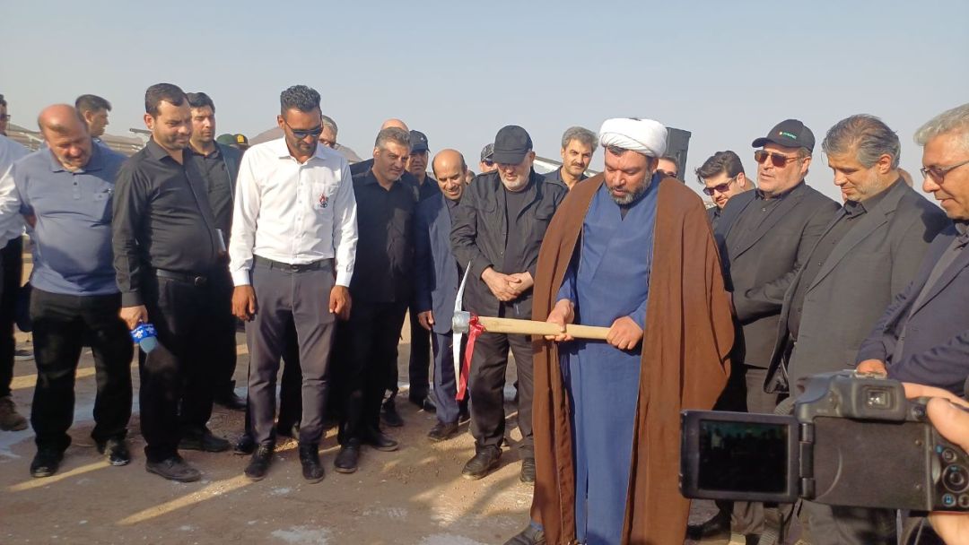 آئین کلنگ‌زنی بزرگ‌ترین نیروگاه خورشیدی کشور در ساوه