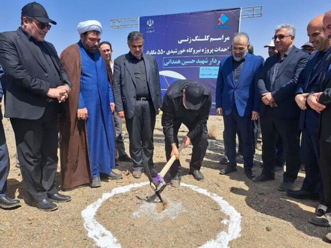 آئین کلنگ‌زنی بزرگ‌ترین نیروگاه خورشیدی کشور در ساوه