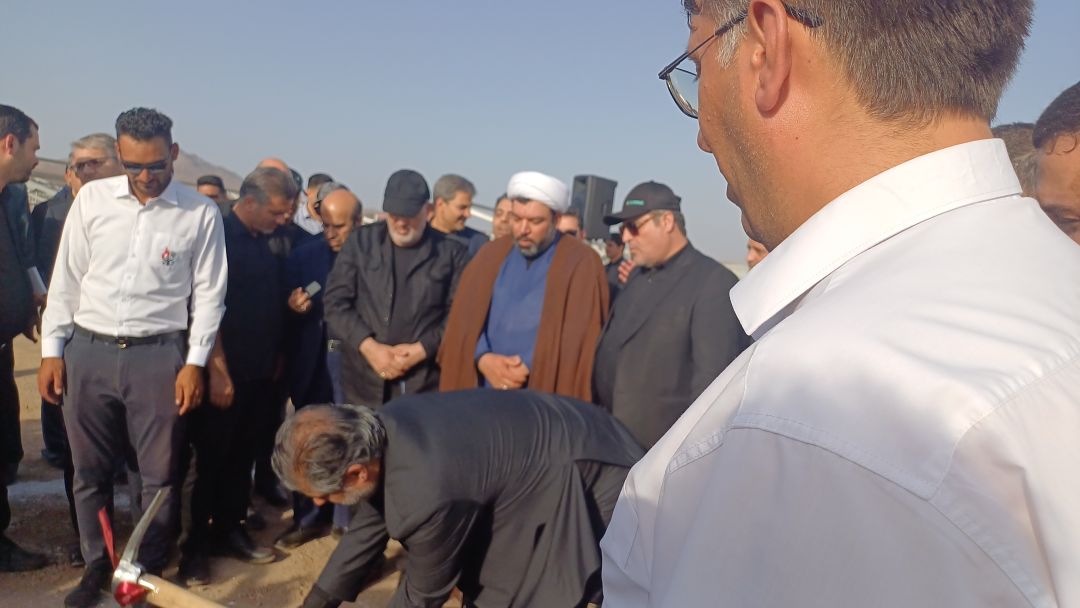 آئین کلنگ‌زنی بزرگ‌ترین نیروگاه خورشیدی کشور در ساوه