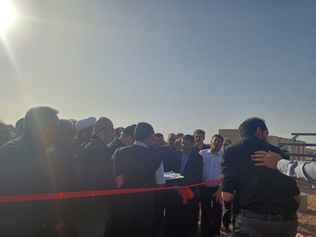 آئین کلنگ‌زنی بزرگ‌ترین نیروگاه خورشیدی کشور در ساوه