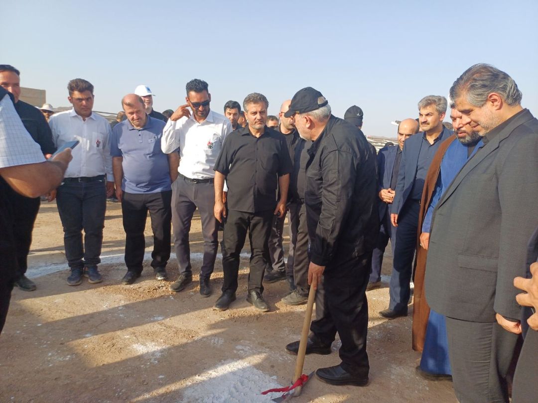 آئین کلنگ‌زنی بزرگ‌ترین نیروگاه خورشیدی کشور در ساوه