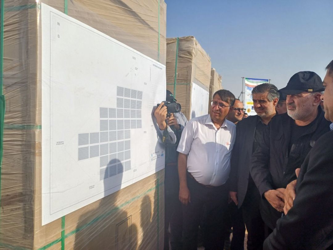 آئین کلنگ‌زنی بزرگ‌ترین نیروگاه خورشیدی کشور در ساوه
