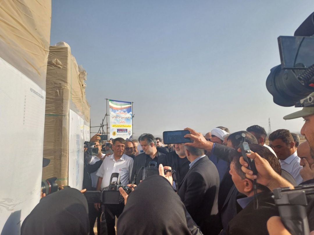 آئین کلنگ‌زنی بزرگ‌ترین نیروگاه خورشیدی کشور در ساوه